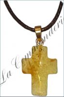 Pendentif croix ambre
